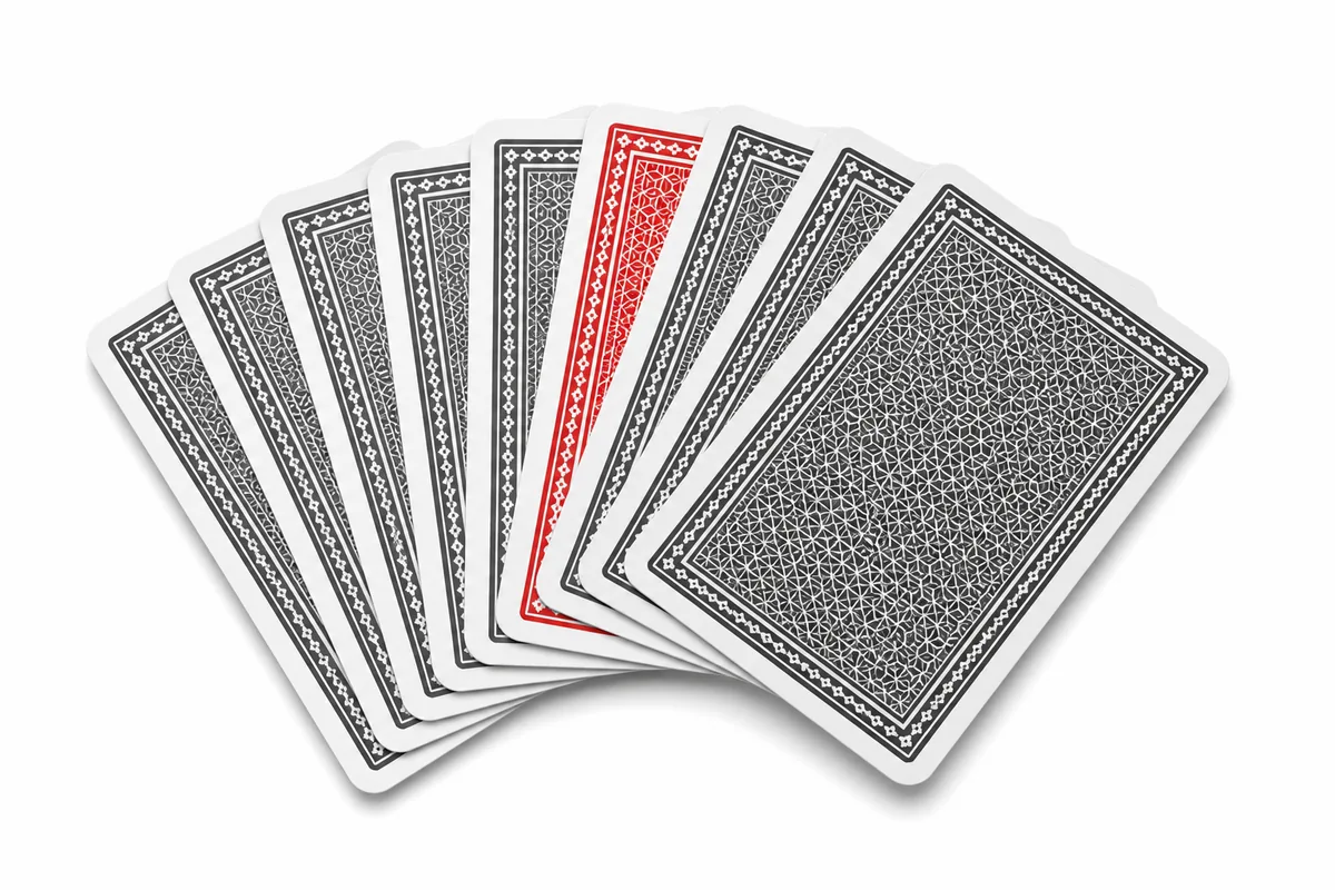 Abanico de cartas boca abajo con una carta roja en el centro